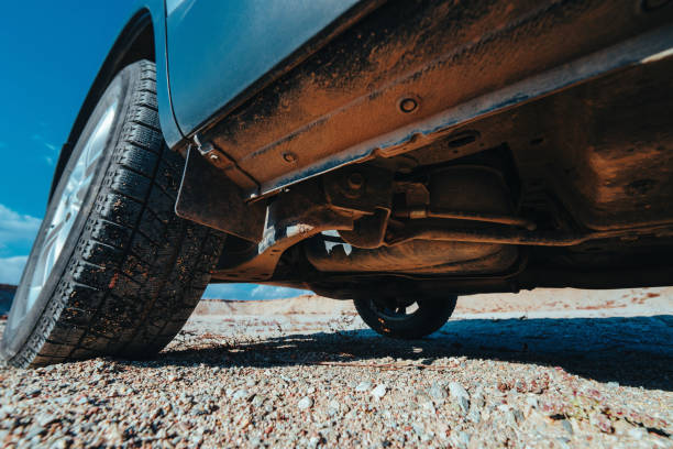 Como os engenheiros analisam as características de fadiga das buchas de borracha em sistemas de suspensão automotiva?