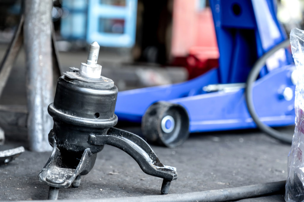É difícil substituir um suporte de transmissão para DIYers?